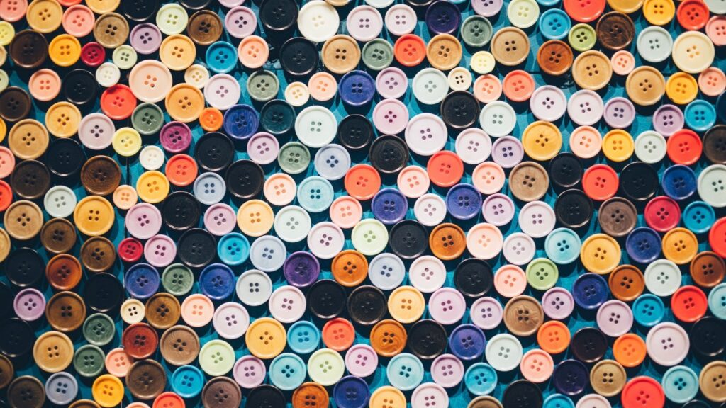 Küçük Detaylarda Büyük Fark: Fermuar ve Düğme Boyamanın Moda Sektöründeki Önemi