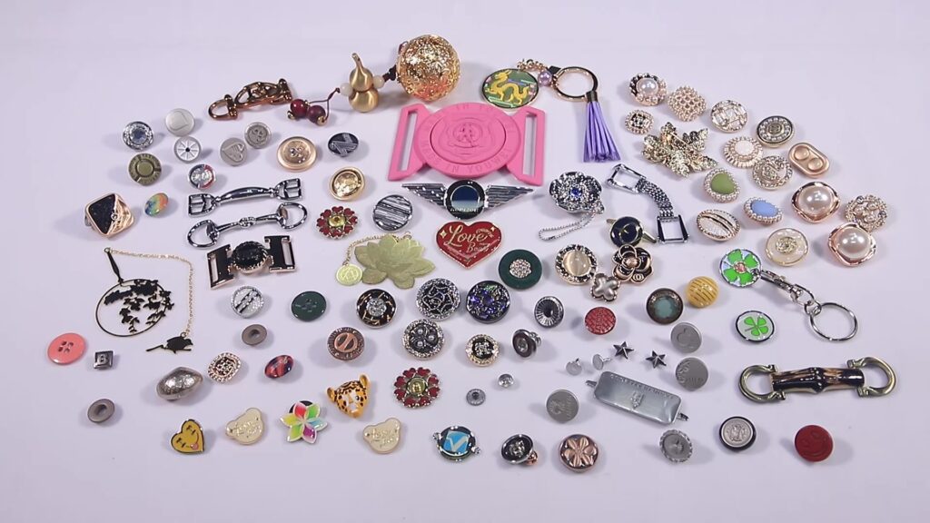 Metal Aksesuar Boyama Nedir? Tekstil ve Moda Sektöründeki Önemi